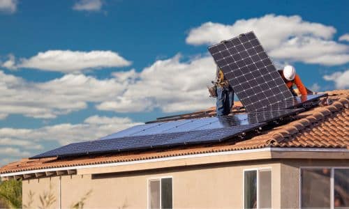 techniciens en train d'installer des panneaux solaires